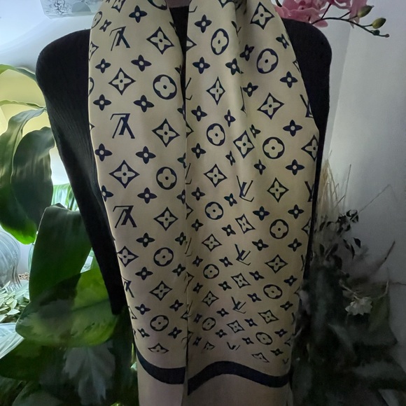 Louis Vuitton Monogram Silk Neck Muffler. - Picture 2 of 14